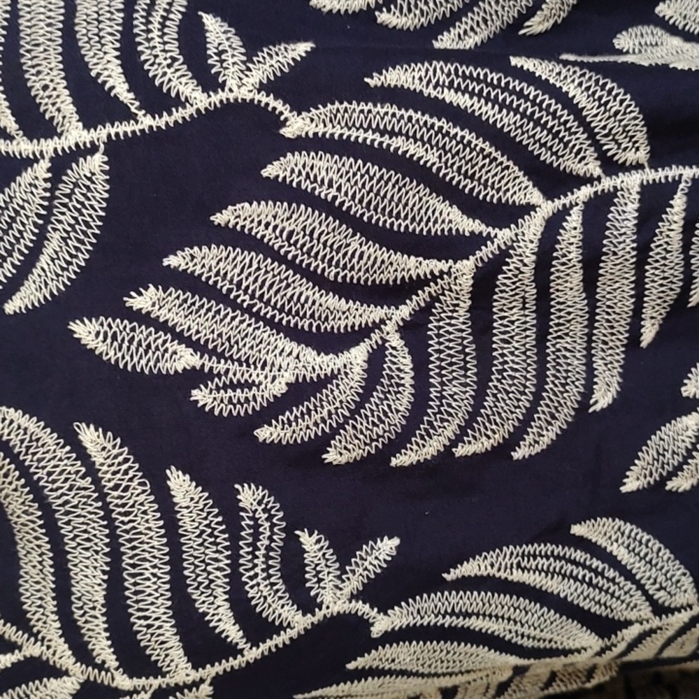 Solitaire NWT Navy Blue & White Embroidered Ferns Boxy Scalloped Hem SZ:L Blouse - Picture 4 of 14